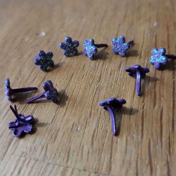 10 Attaches Parisiennes Fleurs paillet&eacute;es dor&eacute; 03- 07 mm