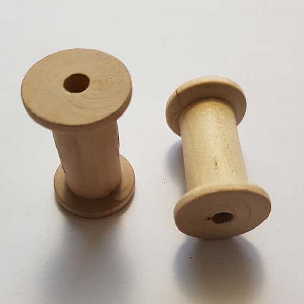 Deux bobines en bois naturel de 38 x 23 mm.