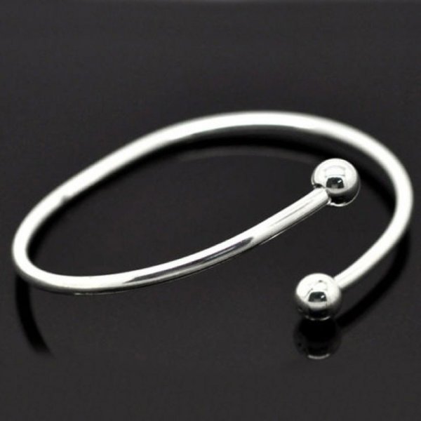 European rigid bracelet