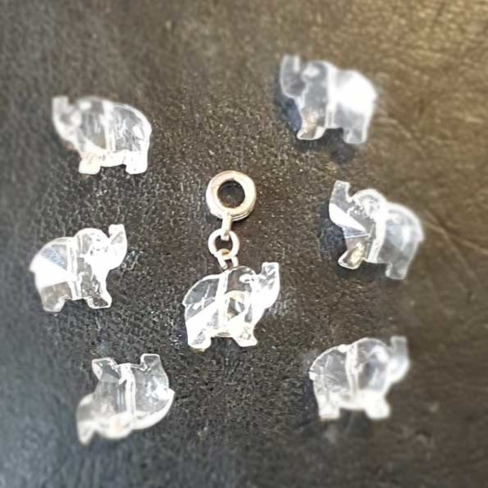 Faceted glass elephant charm N°01-01