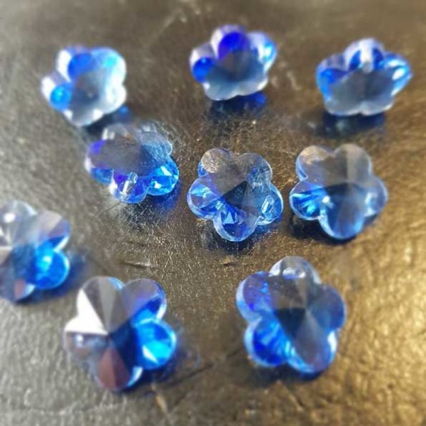 Flower pendant made of faceted glass N&deg;04-03