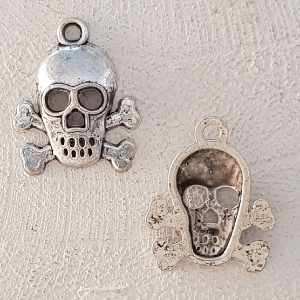 Skull and crossbones charm N°05