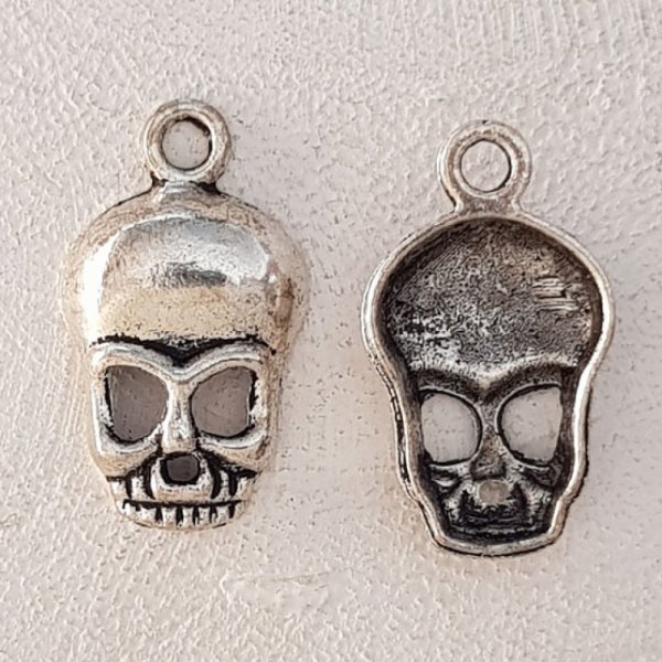 Skull and crossbones charm N&deg;06