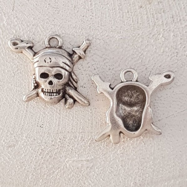 Skull and crossbones charm N&deg;07