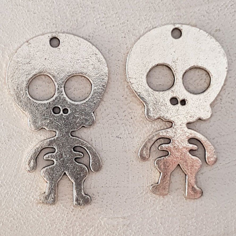 Skull and crossbones charm N°08