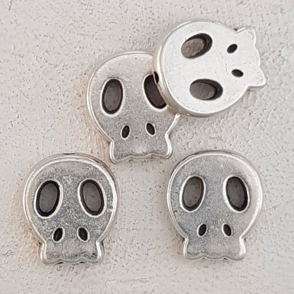 Skull and crossbones charm N&deg;11