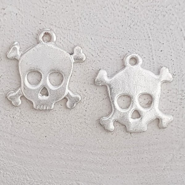 Skull and crossbones charm N&deg;14
