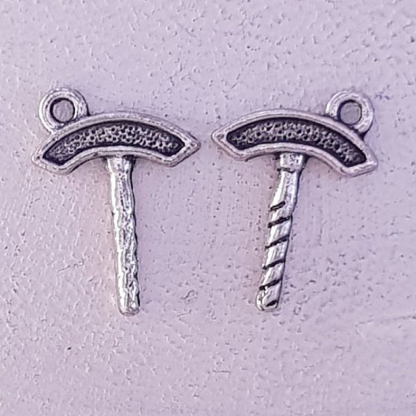 Skull and crossbones charm N&deg;16