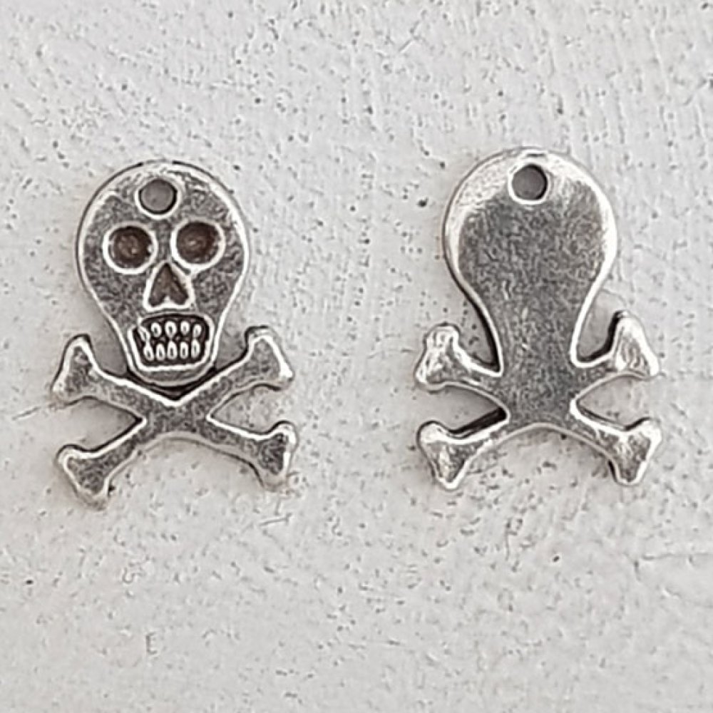 Skull and crossbones charm N°18