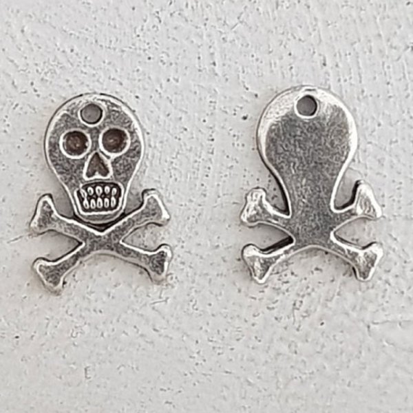 Skull and crossbones charm N&deg;18