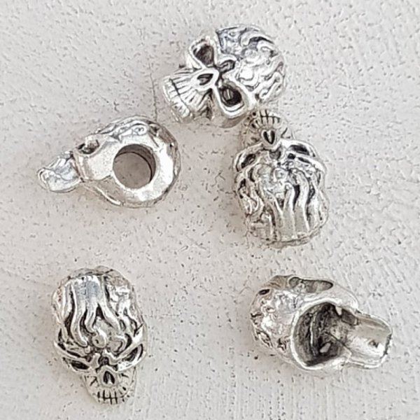 Skull and crossbones charm N&deg;19