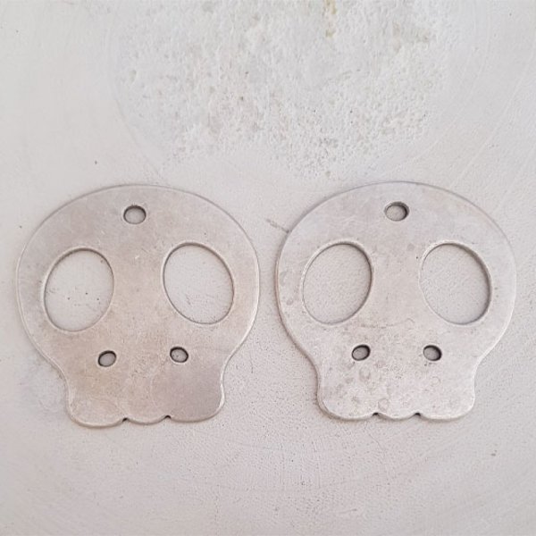 Skull and crossbones charm N&deg;21