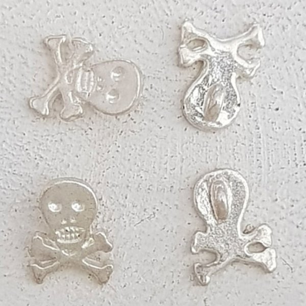 Skull and crossbones charm N&deg;22