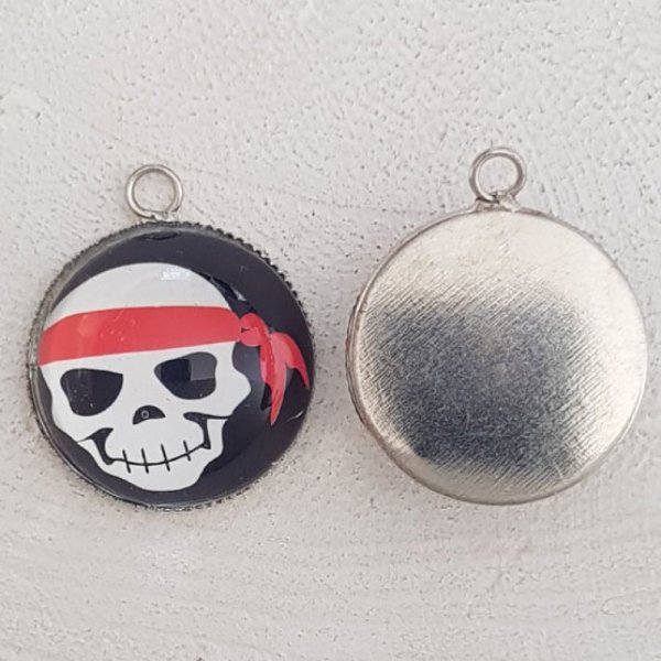 Skull and crossbones charm N&deg;28
