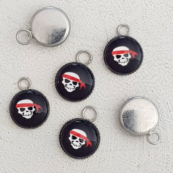 Skull and crossbones charm N&deg;31