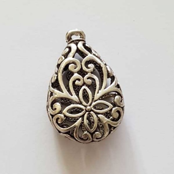 Breloque goutte ajour&eacute; N&deg;11