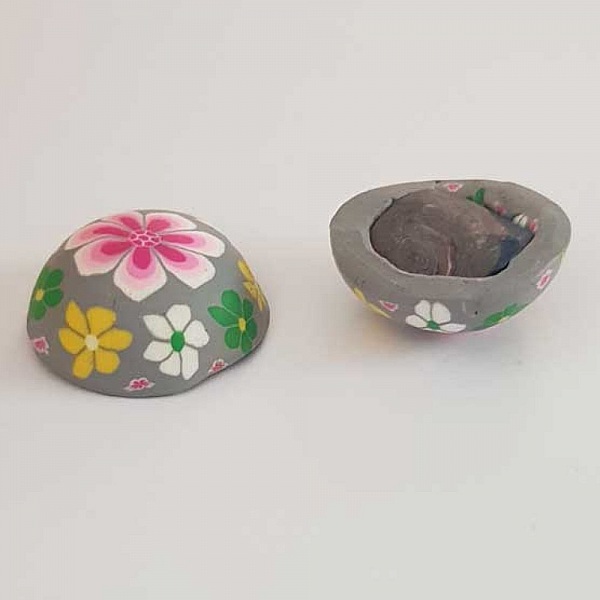 Cabochon p&acirc;te polym&egrave;re 20 mm Fleur Gris N&deg;07