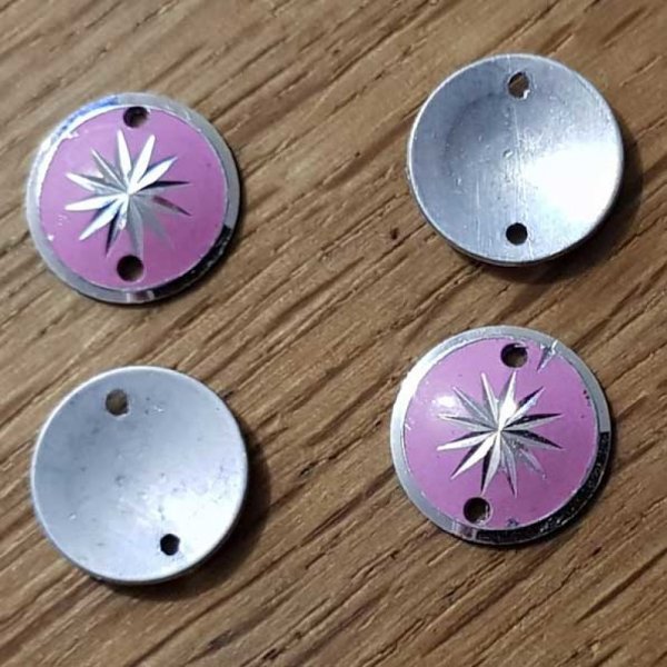 Connecteur 10 mm 2 trous rond motif &eacute;toile Rose