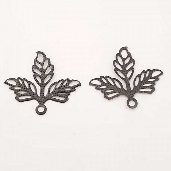 Deux estampes en métal gris forme feuille pour bijoux.