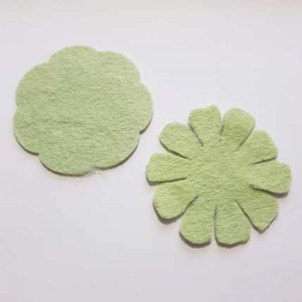 Jolie petite fleur en Feutrine 60 mm et 65 mm N&deg;11-13 x 2 pi&egrave;ces