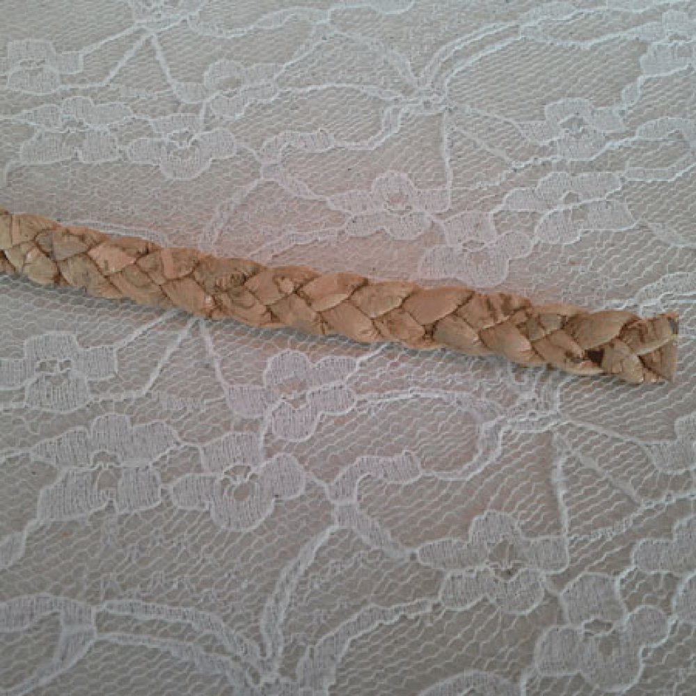 Flat braided cork of 10 mm by 20 cm.