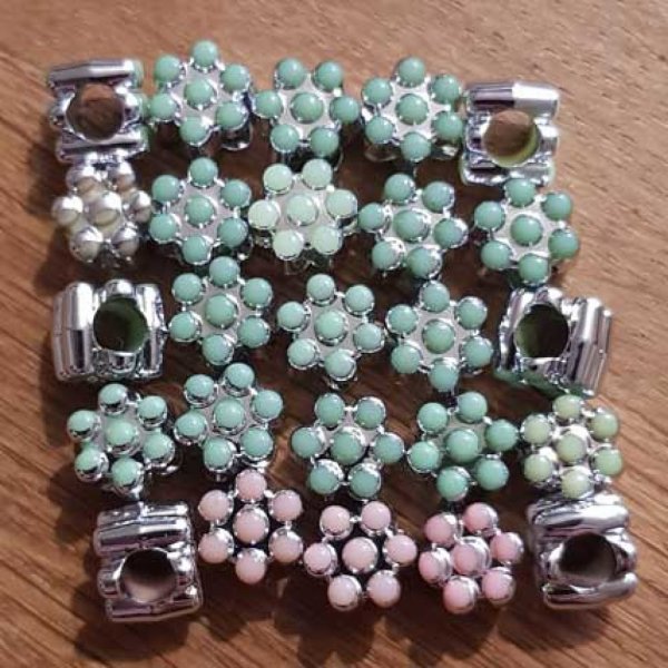 Lot de 25 Perles fleurs N&deg;04