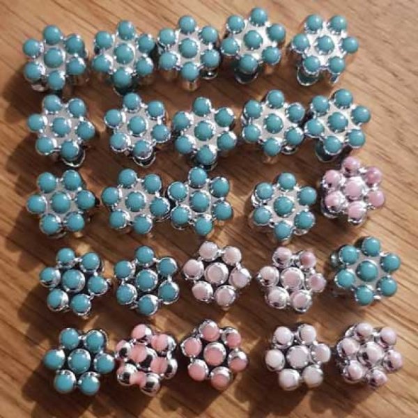Lot de 25 Perles fleurs N&deg;05