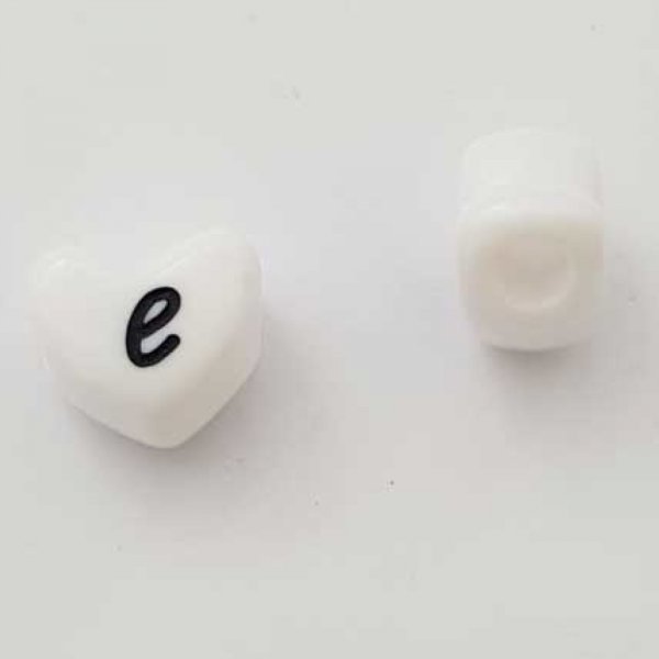 Perle C&oelig;ur Lettre E Blanc Noir 11mm