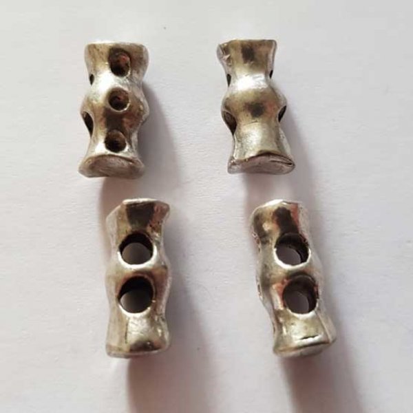 Perle longue 2 trous en m&eacute;tal argent&eacute; galet 15 mm 07