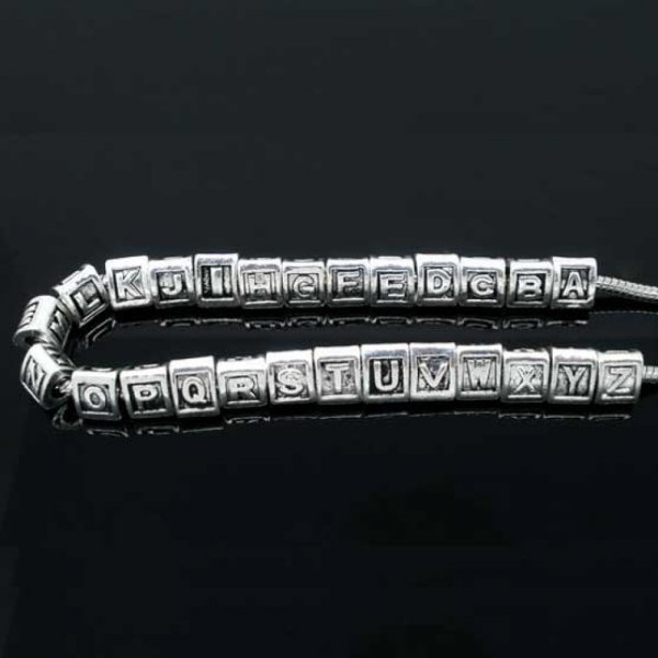 Perle triangle charms alphabet N&deg;02 lettre U m&eacute;tal argent&eacute; 8x9 mm