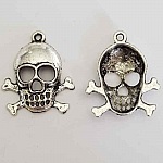 Skull and crossbones charm N°01