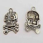 Skull and crossbones charm N°02