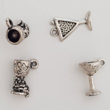 Glass charms N°03 Lot of 4 pieces.