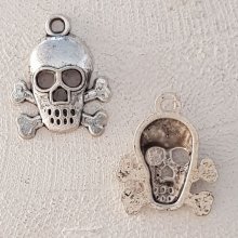 Skull and crossbones charm N°05