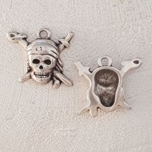 Skull and crossbones charm N°07