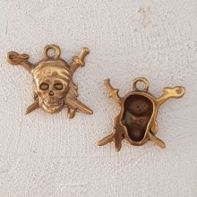 Skull and crossbones charm N°07