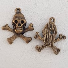 Skull and crossbones charm N°13