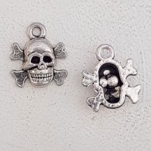Skull and crossbones charm N°15