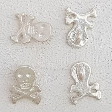 Skull and crossbones charm N°22