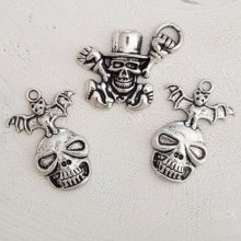 Skull and crossbones charm N°23 Lot of 3 pieces