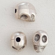Skull and crossbones charm N°25