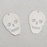 Skull and crossbones charm N°09