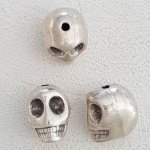 Skull and crossbones charm N°24