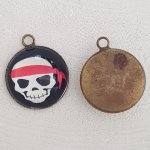 Skull and crossbones charm N°28