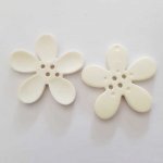 Fleur Orchidée résine 4 trous 40 x 3 mm Blanc