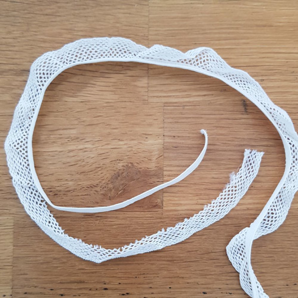 White elastic 4.5 mm lace to be untied