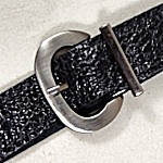 Ceinture fine pour Elle, cuir noir, boucle métal brossé