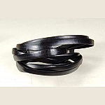 Bande de cuir plat 1cm coloris noir pour créer des bracelets.