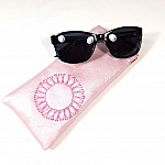 Etui 'girly' en cuir rose pour lunettes, brodé main