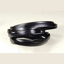 Bande de cuir plat 1cm coloris noir pour créer des bracelets.